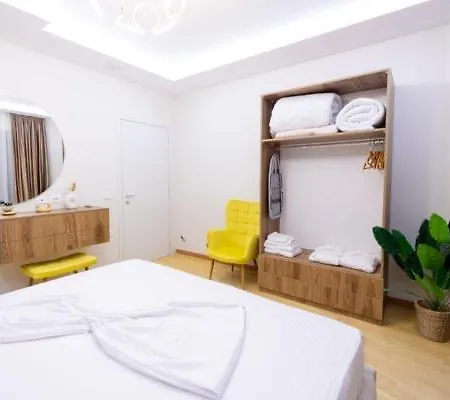 Nikolas House فلورا