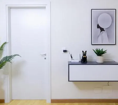 Nikolas House فلورا
