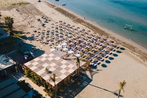 Daire Nikolas House *