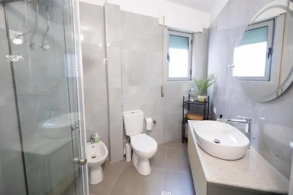 Daire Nikolas House *